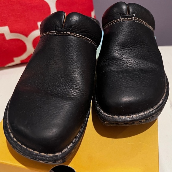 b.o.c. Women's Black Slip-On Clogs - Picture 2 of 8